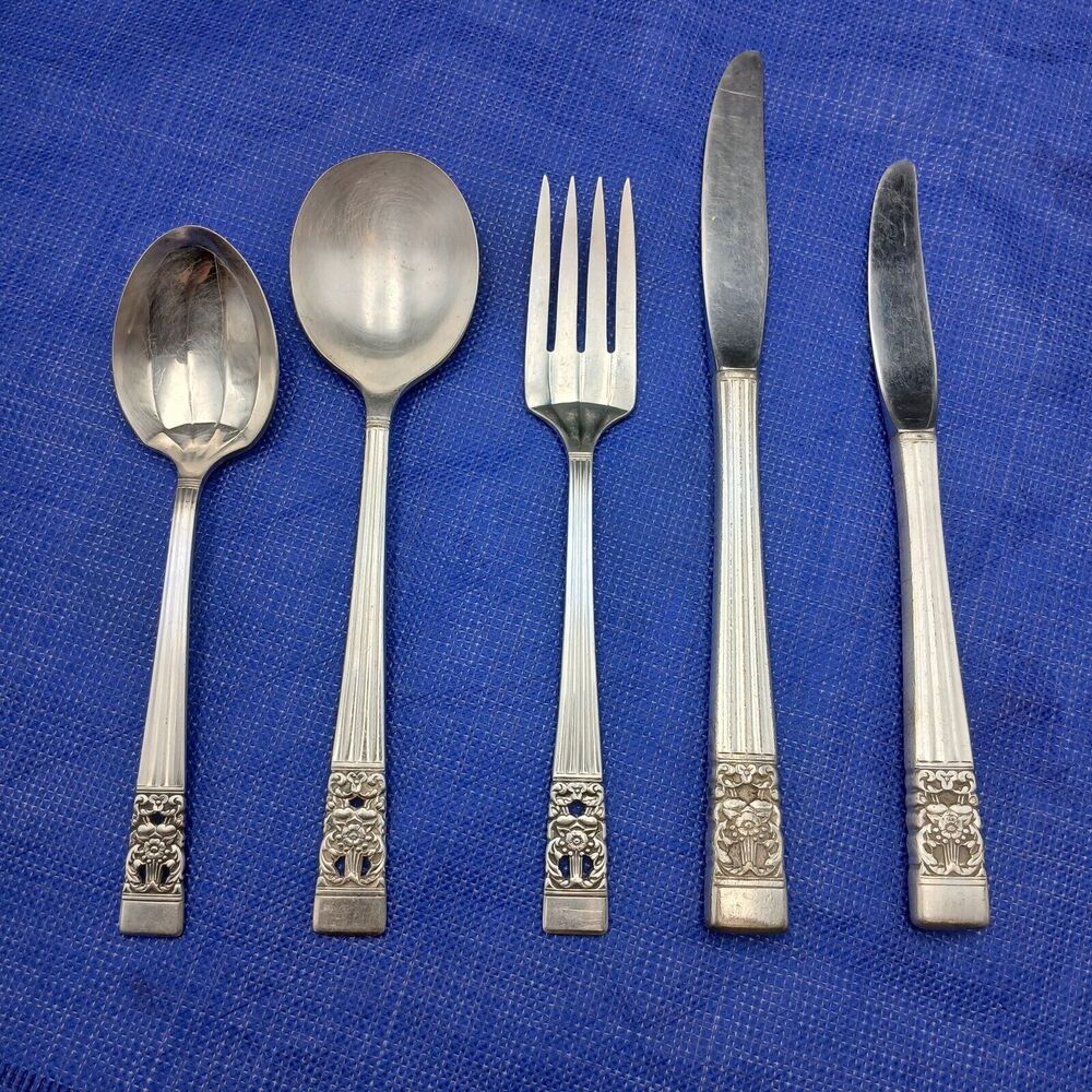 Oneida Community Coronation 1936 Lot 5 Knives, Spoon, Fork Antique Silverplate